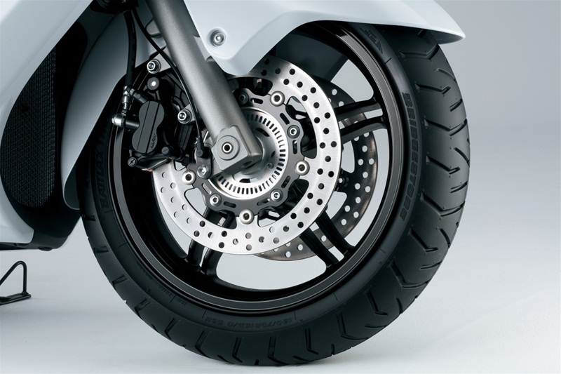 Фото скутера Suzuki Burgman 650 Executive